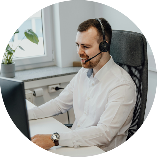 Изображен сотрудник сервиса